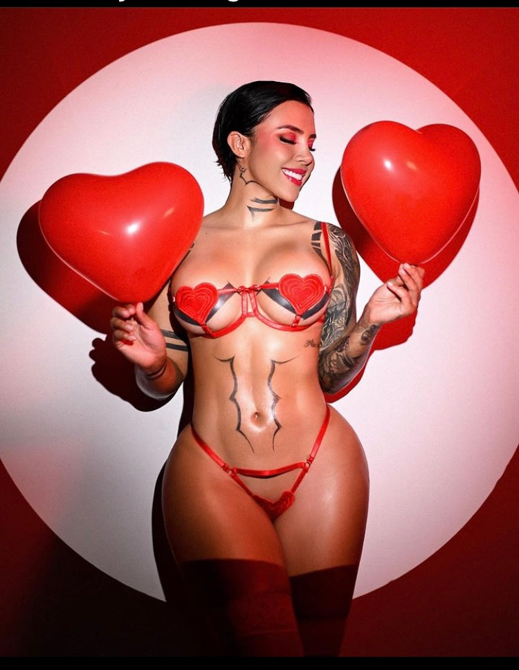 Conjunto Dely de Terciopelo en Rojo con Detalle de Corazón